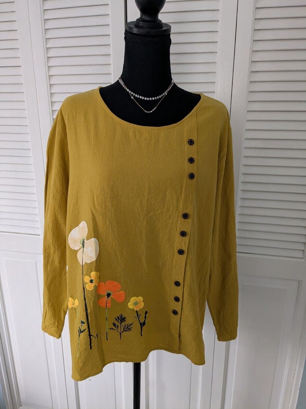 IZURIA Top Women's 2X Mustard Cotton Floral Paint Art Button Accent Crew Neck